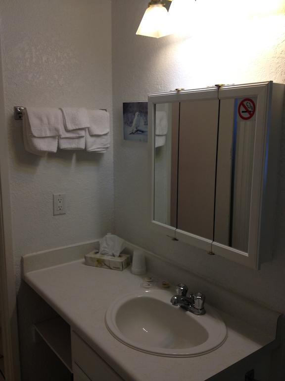 La Villa Motel Okanagan Falls Dış mekan fotoğraf